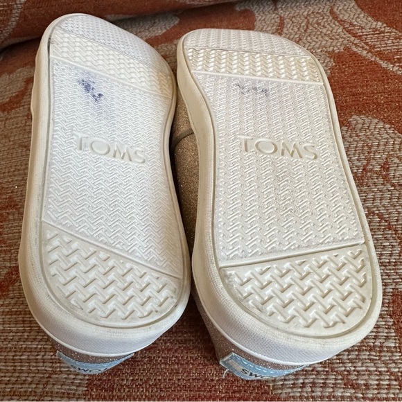 🌟3/$20🌟 GIRLS Gold Glitter Toms size 3 - Picture 6 of 6